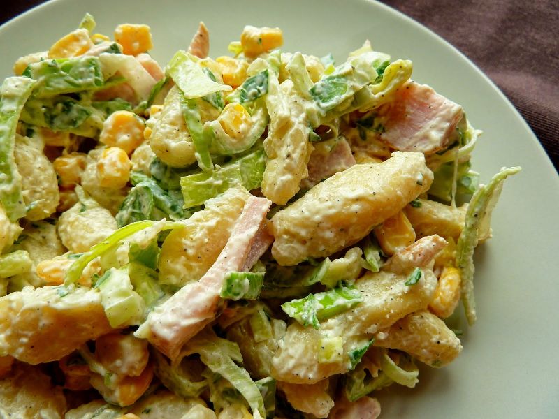 Sałatka z zacierek z porem, kukurydzą i szynką Sałatka z zacierek z porem, kukurydzą i szynką