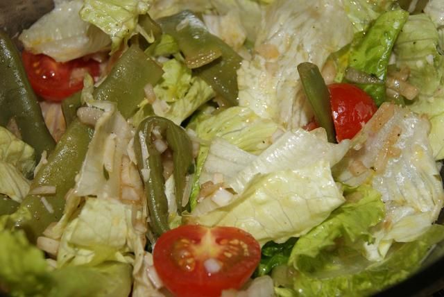 Salatka z zieloną fasolką i bazylią Salatka z zieloną fasolką i bazylią