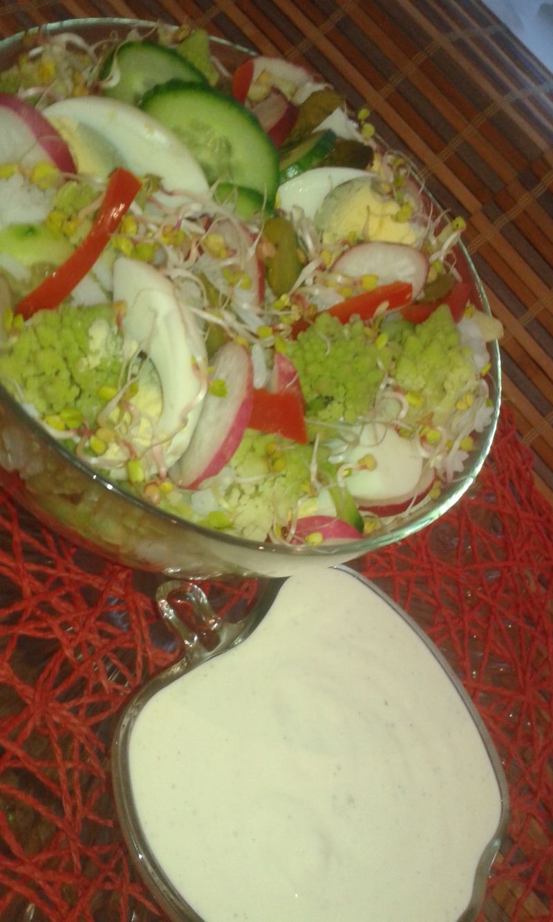 Sałatka z zielonego kalafiora z rzodkiewką