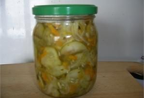 Sałatka z zielonych ogórków. 