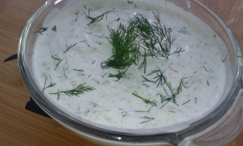 Sałatka z zielonych ogórków w śmietanie do obiadu