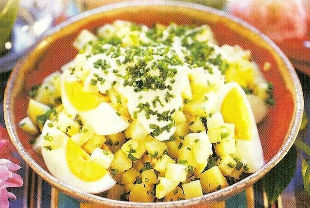 Sałatka z ziemniakami i jajkiem