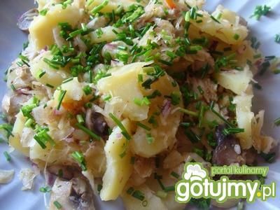 Sałatka z ziemniakami i kapustą kiszoną