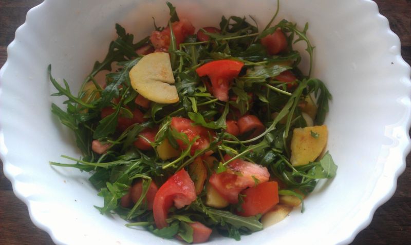 Sałatka z ziemniakami i parówkami na ciepło