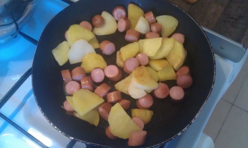 Sałatka z ziemniakami i parówkami na ciepło