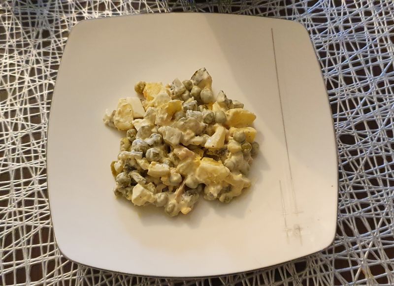 Sałatka  z ziemniakami  i wędzonym  łososiem