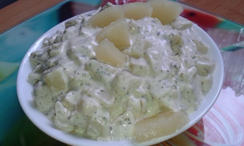 Sałatka z ziemniaków i ananasa