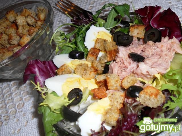 Sałatka z ziołowymi grzankami Sałatka z ziołowymi grzankami