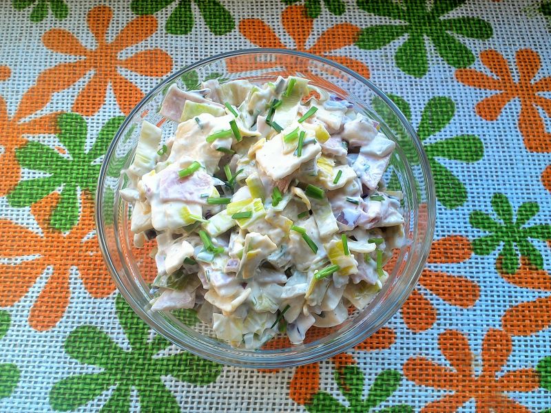 Sałatka z żółtego sera, wędliny i pora Sałatka z żółtego sera, wędliny i pora