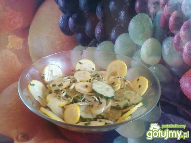 Sałatka z żółtej cukinii i ogórków. Sałatka z żółtej cukinii i ogórków.