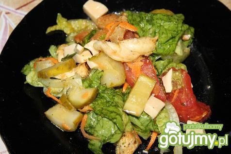 Sałatka z żółtym serem 