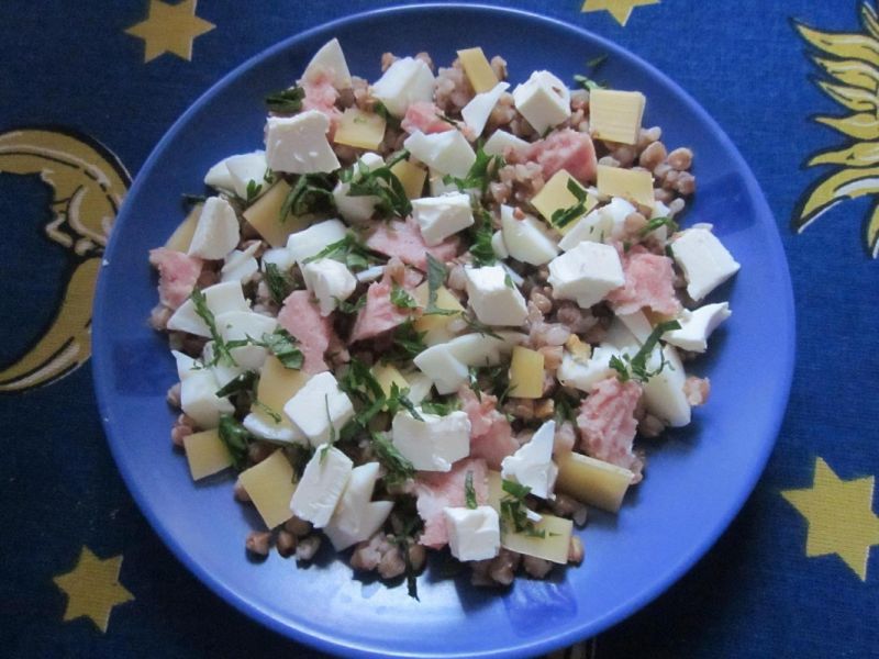 Sałatka z żółtym serem Sałatka z żółtym serem