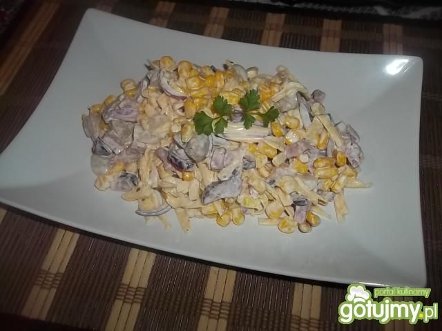 Sałatka z żółtym serem i boczkiem Sałatka z żółtym serem i boczkiem