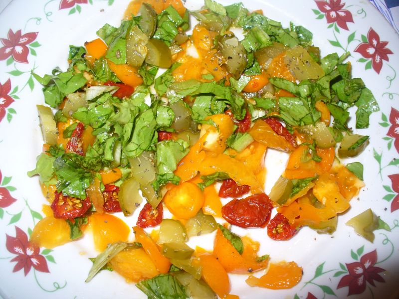 Sałatka z zółtymi pomidorami i ananasem