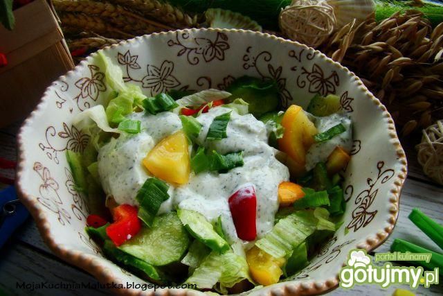 Sałatka z żółtymi pomidorami z sosem 