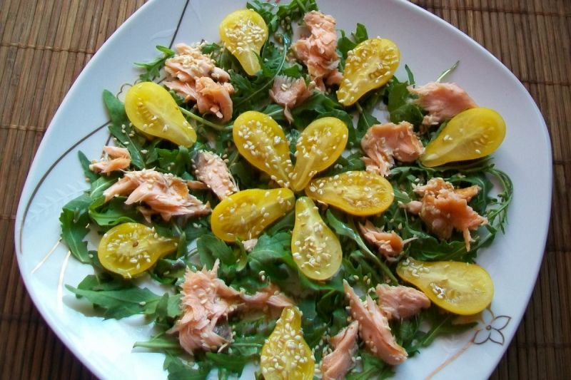 Sałatka z żółtymi pomidorkami i wędzonym łososiem