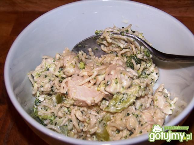 Sałatka z zupek chińskich i brokuła