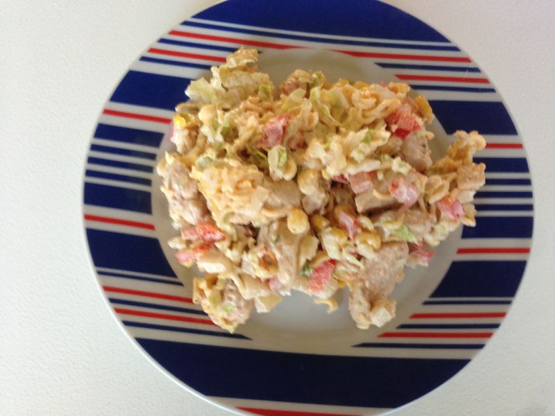 Sałatka z zupek chińskich i kurczaka