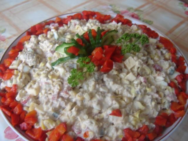 Sałatka z zupek chińskich i tuńczyka