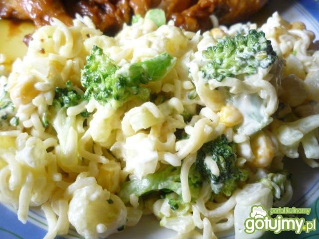 Sałatka z zupek chińskich z brokułem  Sałatka z zupek chińskich z brokułem