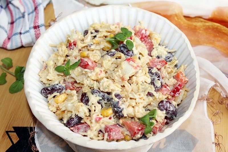 Sałatka z zupek chińskich z surimi i żółtym serem