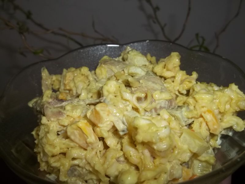 Sałatka z zupek z dodatkiem mięsa Sałatka z zupek z dodatkiem mięsa