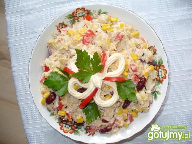 Sałatka z zupką chińską.