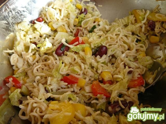 Sałatka z zupkami. Sałatka z zupkami.