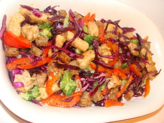 Sałatka ze schabem i chlebem Sałatka ze schabem i chlebem