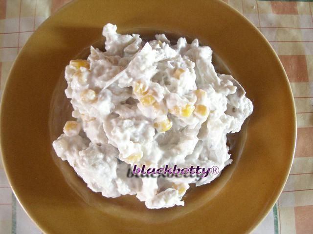 Sałatka ze śledzia i kukurydzą Sałatka ze śledzia i kukurydzą