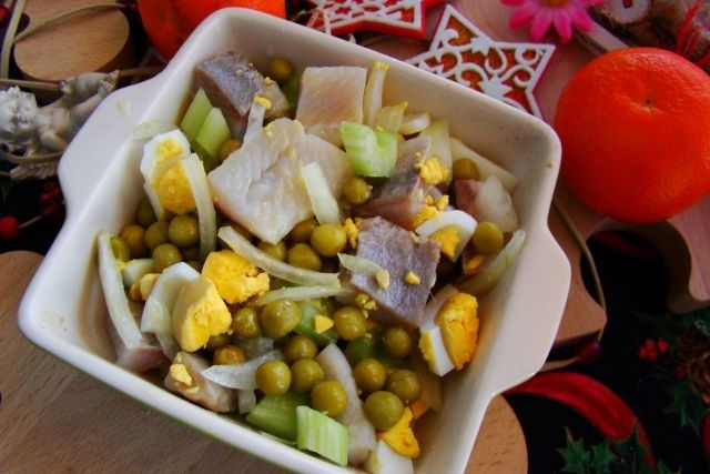 Sałatka ze śledzia i selera naciowego  Sałatka ze śledzia i selera naciowego