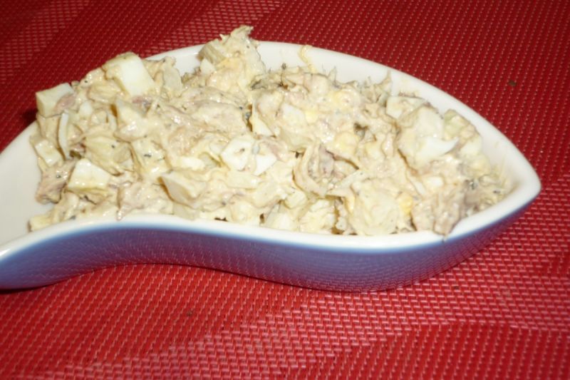 Sałatka ze śledzia z cebulką i chrzanem