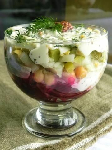 Sałatka ze śledziem buraczkiem cieciorką Sałatka ze śledziem buraczkiem cieciorką