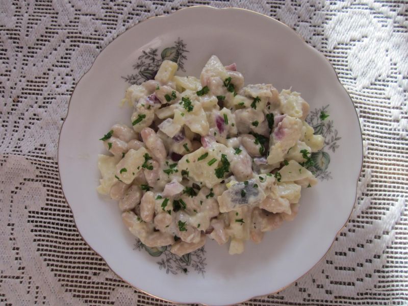 Sałatka  ze śledziem i fasolą