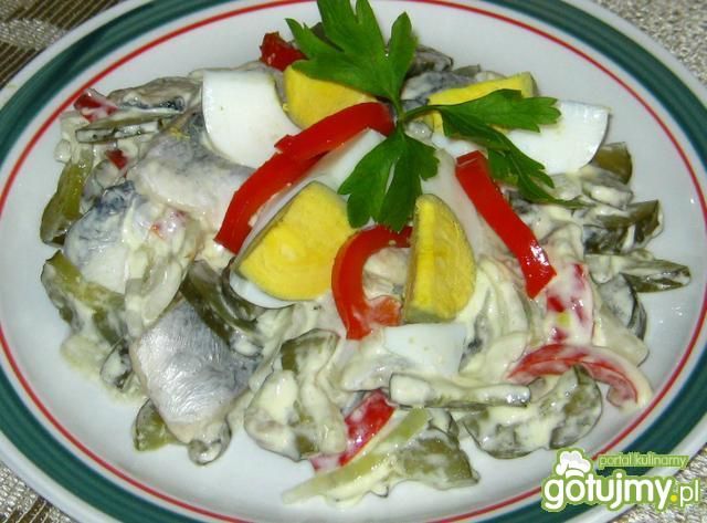 Sałatka ze śledziem i jajkiem