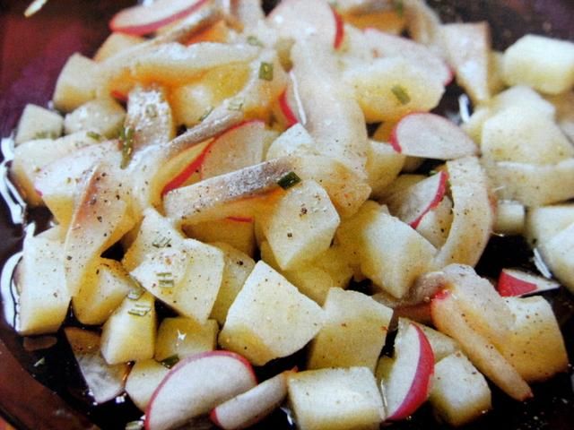 Sałatka ze śledziem i rzodkiewką Sałatka ze śledziem i rzodkiewką