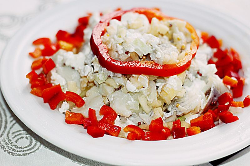 Sałatka ze śledziem, jabłuszkiem i cebulką 