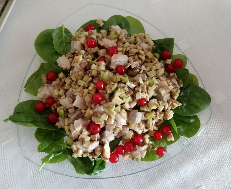 Sałatka ze śledziem, ogórkiem i awokado