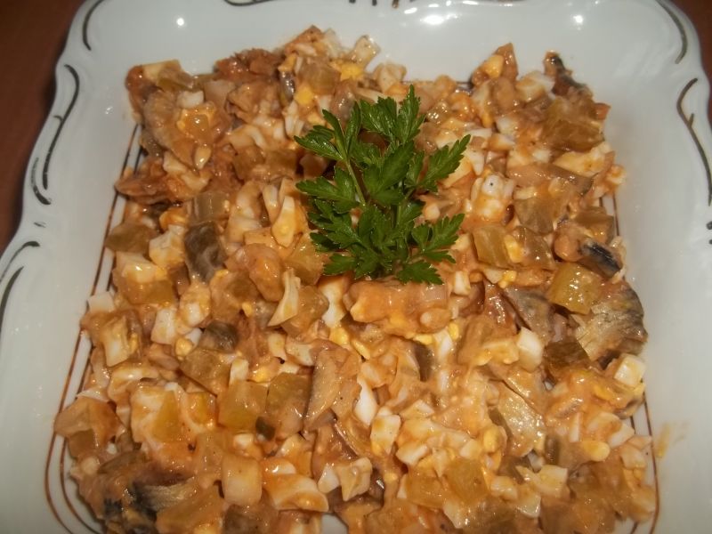 Sałatka ze śledziem w pomidorach