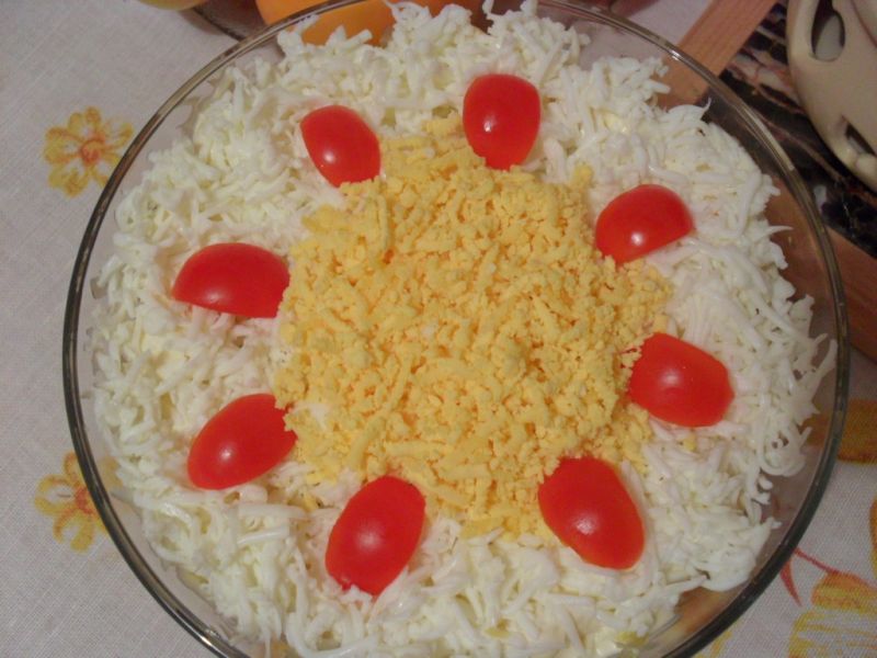 Sałatka ze śledziem warstwowa