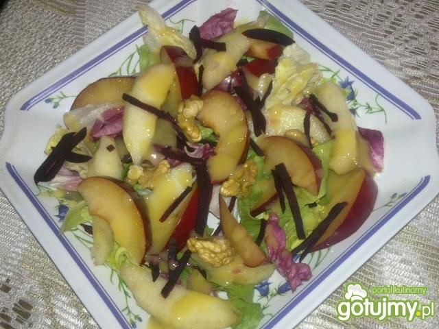 Sałatka ze Śliwką i Orzechami 