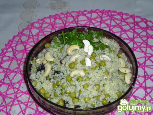 Sałatka ze śliwkami suszonymi i kuskusem