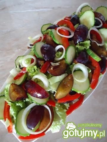 Sałatka ze śliwkami węgierkami