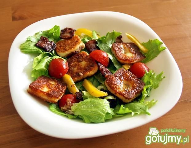 sałatka ze  smażonym serem i boczkiem sałatka ze  smażonym serem i boczkiem