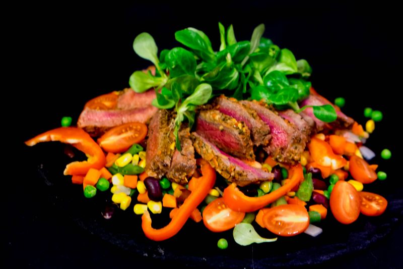 Sałatka ze steku z warzywami 