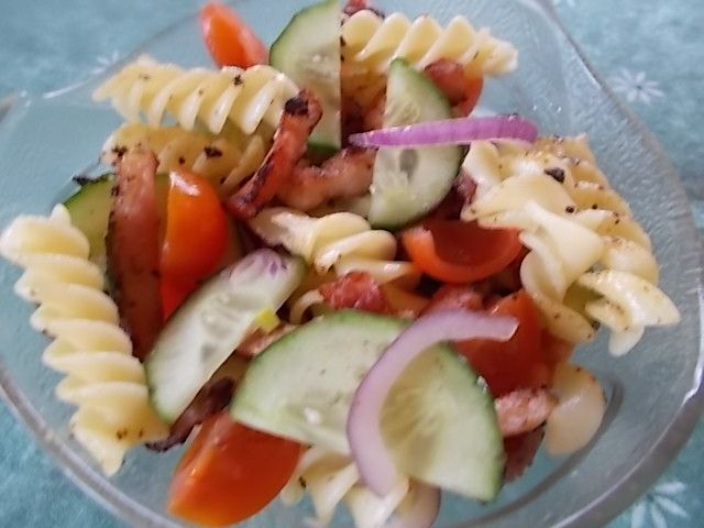 Sałatka ze świderkami i podsmażanymi jabłkami Sałatka ze świderkami i podsmażanymi jabłkami