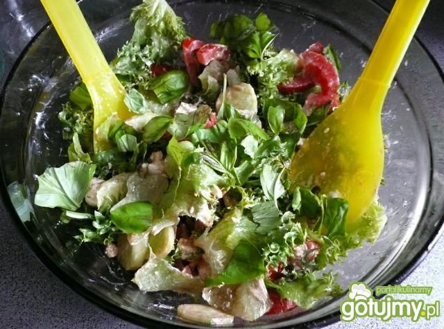 Sałatka ze świeżą bazylią Sałatka ze świeżą bazylią