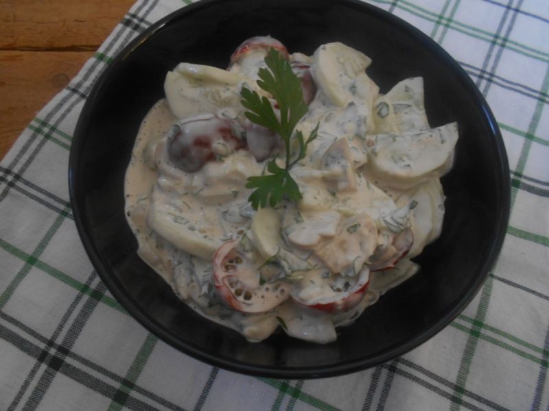 Sałatka ze świeżego ogórka