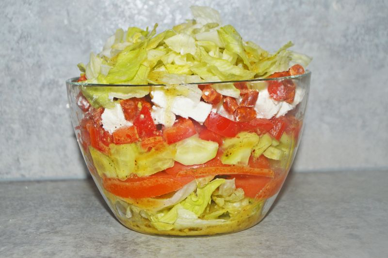 Sałatka ze swieżych warzyw z fetą i kabanosami Sałatka ze swieżych warzyw z fetą i kabanosami