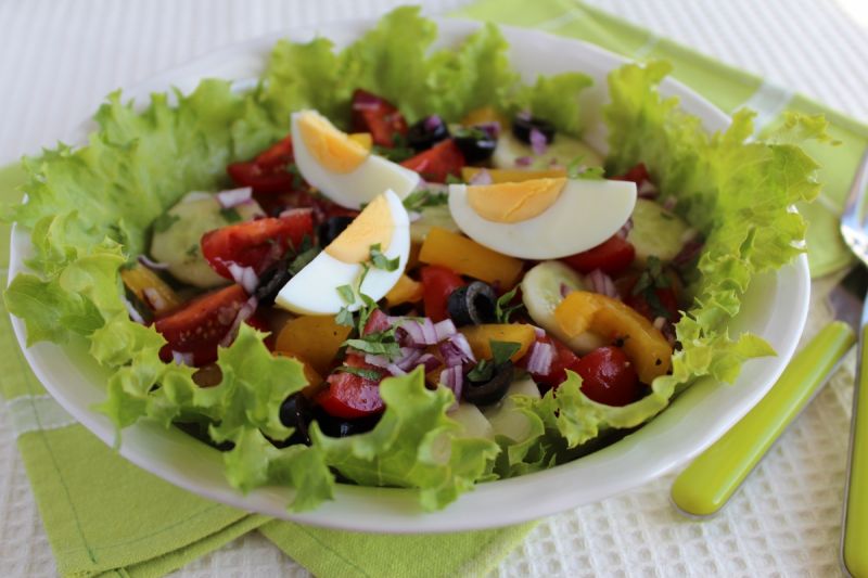 Sałatka ze świeżych warzyw z jajkiem